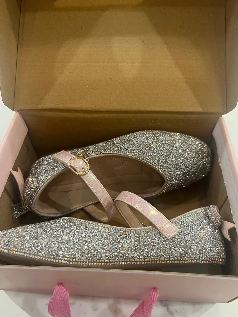 Doe a Dear Girls' Silver Glitter Mary Jane Shoes with Pink strap. Size 1.5/33